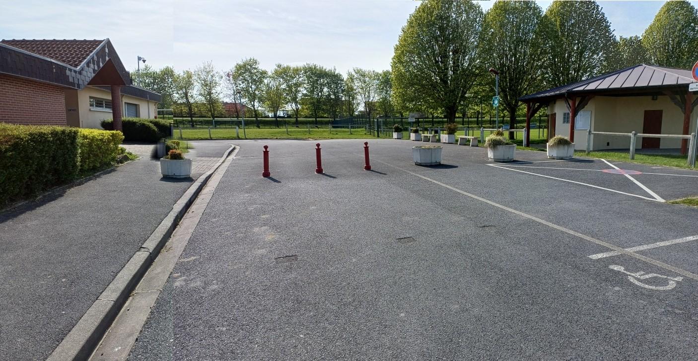 Devant le kiosque et la salle des fetes compertrix